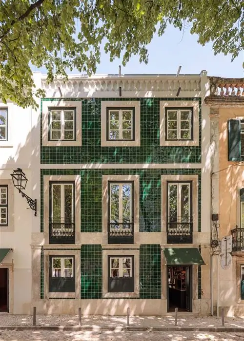 Hotel das Amoreiras, новый модный отель в Лиссабоне, имеет зеленый кафельный фасад, который заставит вас влюбиться
