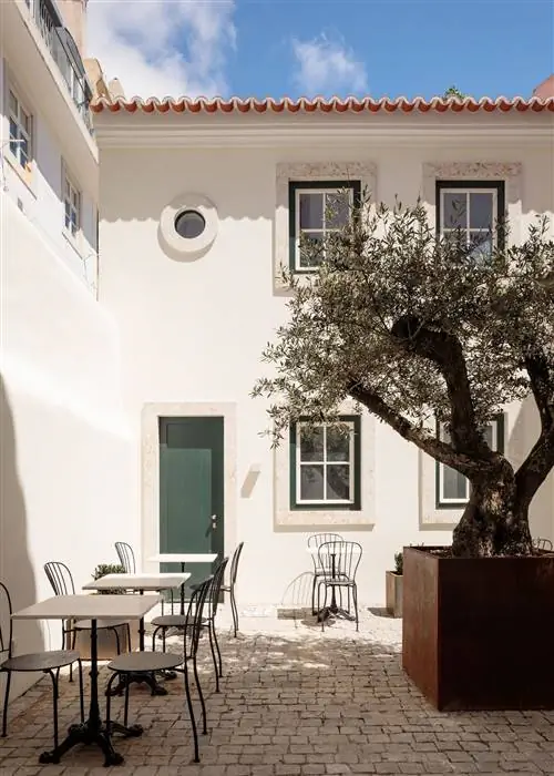 Hotel das Amoreiras, новый модный отель в Лиссабоне, имеет зеленый кафельный фасад, который заставит вас влюбиться