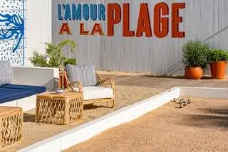 От входа атмосфера отмечена вызывающим воспоминания названием l'amour à la plage художницы Шарлотты Джульярд…