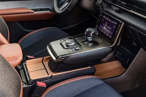 Интерьер Mazda MX30, 100% устойчивого электромобиля с отделкой ручной работы на основе пробки и ПЭТ-пластика, оба…