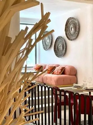 Столярные элементы были изготовлены Ramos y Cobos