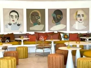 Работы художника Хоселу Монтохо придают красочность и современность.nbsp