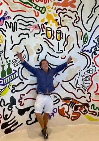 Луис Галлиусси рядом с фреской Николаса Вильямисара, покрывающей площадь лестницы