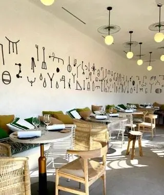 Кухней, которая отдает дань уважения рецептам Майте, таким как знаменитая вырезка для виски, управляет…