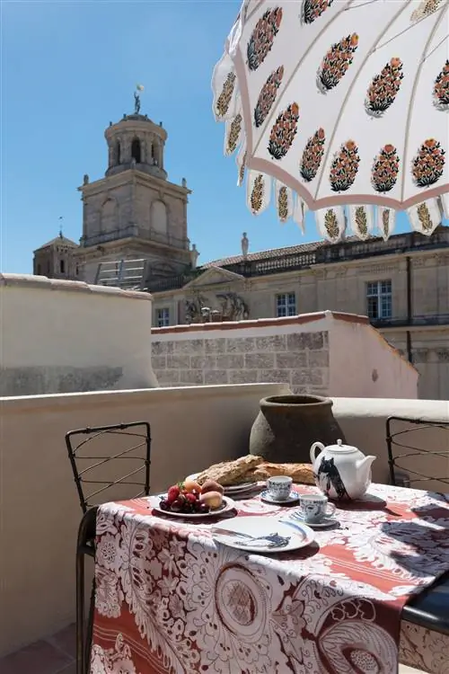 Petitdjeuner sur la terrasse de la Maison Fragonard