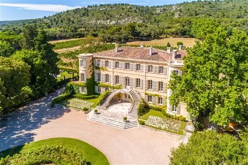 Vue arienne du Château d'Estoublon cern de verdure