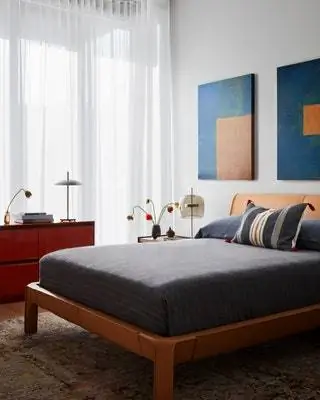 В главной спальне установлена кровать L50 от Cassina и постельное белье от Amalia Home Collection. Шторы есть…
