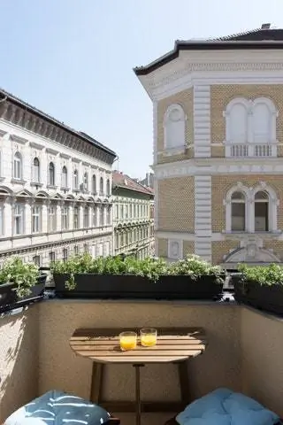 Остальные постройки, которые его окружают, также значимы Остальные постройки, которые его окружают, также значимы