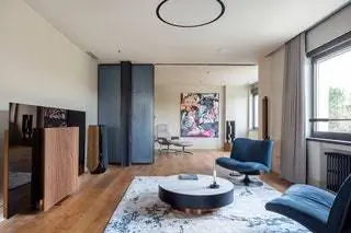 Кинотеатр выделяется своим звуковым и телевизионным оборудованием Bang Olufsen и темно-синими замшевыми сиденьями…