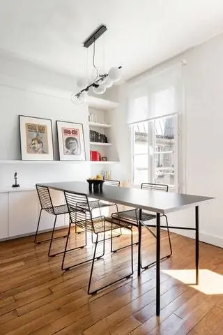 В столовой, которая используется как офис, стулья от Hay, стол от Ferm Living и подвесная лампа от AM PM