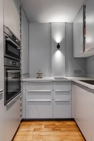 Серая кухня Ikea была задумана как коробка в коробке в этой парижской квартире, оформленной в сдержанных тонах