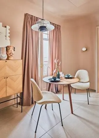 В прекрасном пространстве, созданном Эрико Навазо для Danish Design на выставке Casa Decor 2022, средиземноморские мотивы смешаны с…