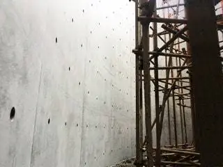 Почти законченная стена из шлакоблока HEM