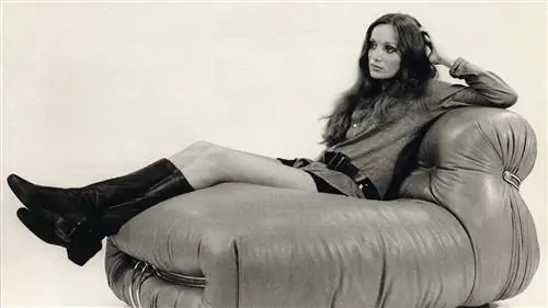 Актриса Делия Боккардо сидит на диване, 1970 год