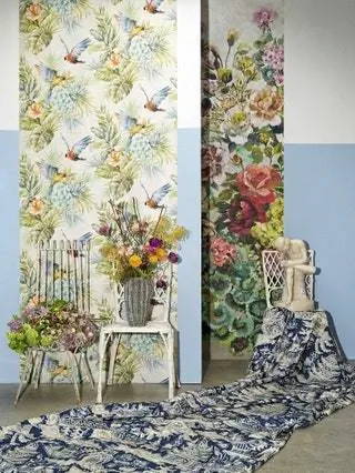 На стенах обои Grandiflora Rose от Designers Guild at Usera Usera и Evowall 02 9905 от Evo Fabrics. Стулья…