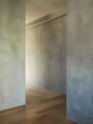 В сочетании с элементами trompe l'oeil, такими как стены без основания, он создает устрашающе спокойную атмосферу через…