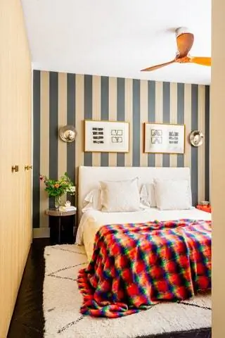 В главной спальне обои от Farrow and Ball с бра от El Ocho, изголовье от La Calidornie…