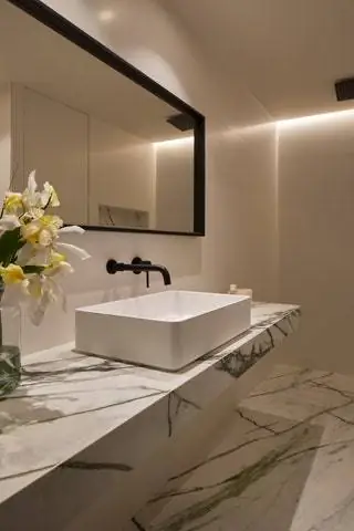 Ванная комната украшена крупноформатной керамикой Calacatta Green от Porcelanosa