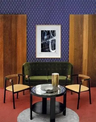 Диван от Arne Jacobsen for Tradition в цвете Espacio Стулья Betty Rivulet от Living Divani в цвете Minim и стол с центром…