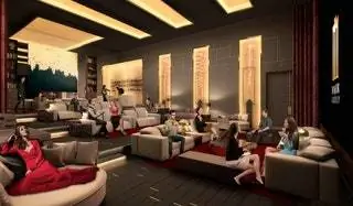 Он включает в себя собственный Lounge и проекционный зал с роскошными местами примерно на 30 человек, местами «домашнего» типа… Он включает в себя собственный Lounge и проекционный зал с роскошными местами примерно на 30 человек, местами «домашнего» типа…