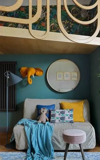 Диван Ikea расположен в нижней части детской игровой комнаты