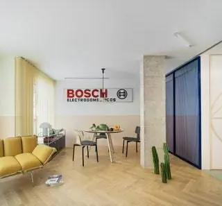 В гостиной доминирует рекламный плакат Bosch 70-х годов