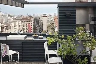 В этом пентхаусе в Барселоне вся кухня и обеденный стол сделаны из специальной нержавеющей стали для экстерьера,…