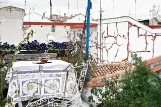 Небольшая терраса в Лаваписе, оторванная от крыши очень богемного чердака художницы и граффити-художницы Нурии Мора