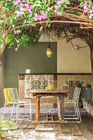 Уголки сада этого дома в Барселоне приглашают на уютные вечера. Кресла из лакированной стали WM String от…