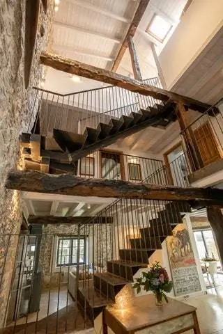 Через открытые и доступные пространства сохраняется исторический характер этого кантабрийского особняка. Старые каменные стены…