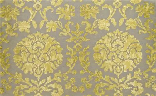 серые шторы с желтым бархатом