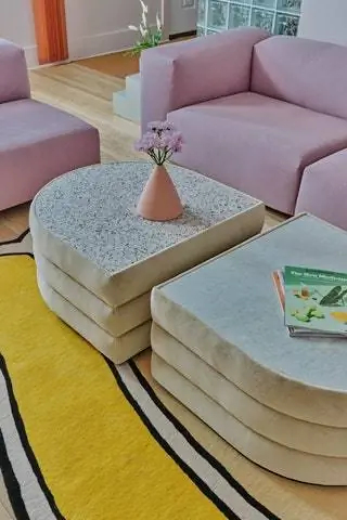 Кресло Teddy Bear и журнальный столик Dose с обивкой - другие предметы, которые также украшают дом и принадлежат к…