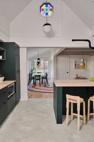 Дом можно арендовать на AirBnB примерно за 400 евро за ночь, в нем четыре спальни и две ванные комнаты