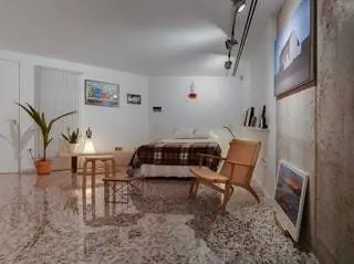 В спальне есть элегантные предметы, такие как скамья Nelson от Vitra, кресло CH25 от Carl Hansen от Hans J. Wegner и…