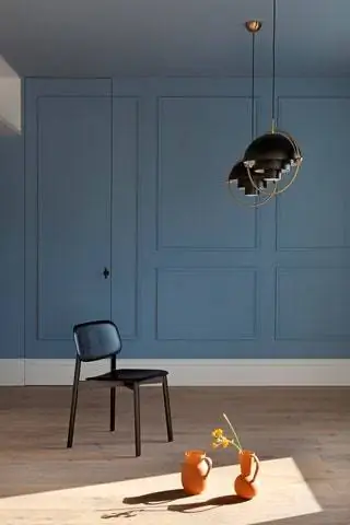 Стул Soft Edge от Hay и потолочные светильники от Gubi