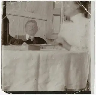 На этом снимке 1907 года экономка прокралась в его студию в Варнемюнде, немецком морском курорте на берегу реки…