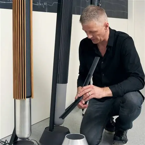 Крестен Бьорн, креативный директор Bang amp Olufsen, с Beolab 28 Крестен Бьорн, креативный директор Bang amp Olufsen, с Beolab 28