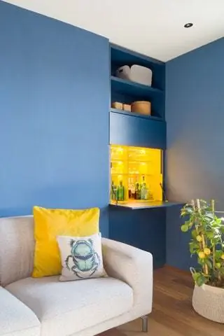 В гостиной есть стенка, которая благодаря системе раздвижных и откидывающихся вертикальных дверей…