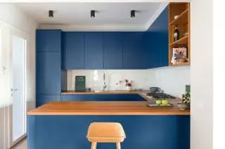 Такой же оттенок синего был выбран для кухни рядом со столовой