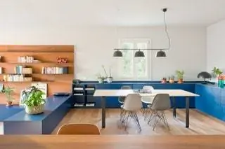 В обеденной зоне стулья Eames сочетаются с тщательно подобранными коврами и картинами. В…