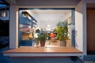 Большое окно в читальном зале освещает весь первый этаж дома. Внешне это похоже на рамку для картины…