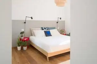 В доме есть две комнаты, где синева не исчезает, но она почти анекдотична и преобладает простота