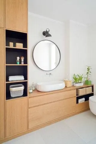 Натуральные материалы и особенно дерево являются главными героями этого проекта и в ванной комнате