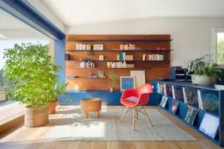 И книжная полка в читальном зале, и шкаф для записей, который продолжается в столовую, спроектированы таким образом, чтобы…