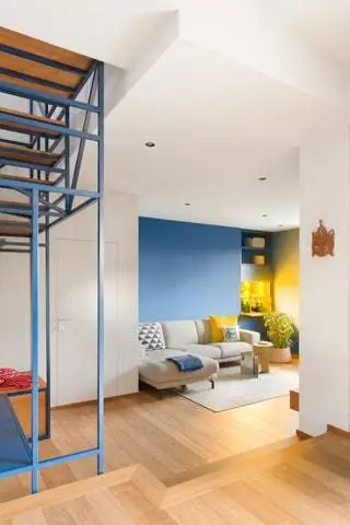 Синий в гостиной, синий в столовой, синий на кухне и даже голубая лестница. Все в одном тоне и индивидуальном дизайне…