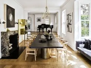 В столовой подвесной светильник Shy 18 от Bec Brittain, стулья Wishbone от Hans Wegner, стол от NICOLEHOLLIS…