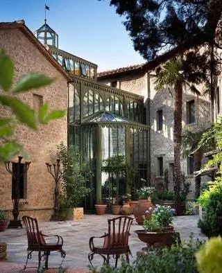 Красивый Palm Court с баром предлагает дополнительное место, чтобы расслабиться с книгой и насладиться кусочком…