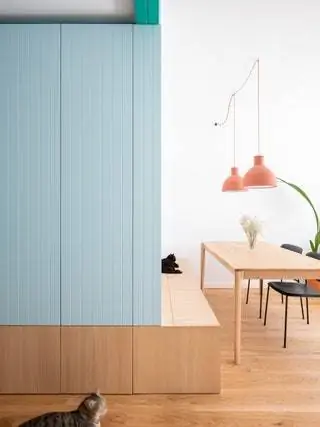 В зоне входа они были объединены с дубовым полом
