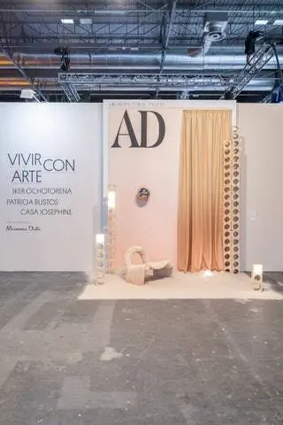 На обложке сферы без названия Патрисии Бустос работы Альдо Чапарро в Galería Casado Santapau. Фон из шторной сетки…