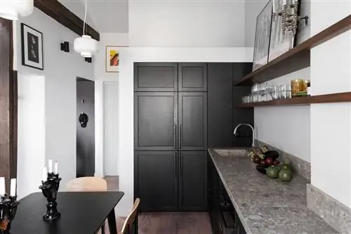 Les lments de kitchen окрашены в черный цвет associs à un grès cramé gris. Deux tagères en latt chêne teint et vernis… Les lments de kitchen окрашены в черный цвет associs à un grès cramé gris. Deux tagères en latt chêne teint et vernis…